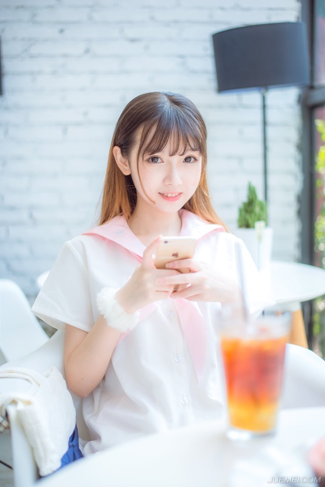 这个世界真是乱了套：说真话的人卑琐的像个小人，而说假话的人一本正经的像个君子。